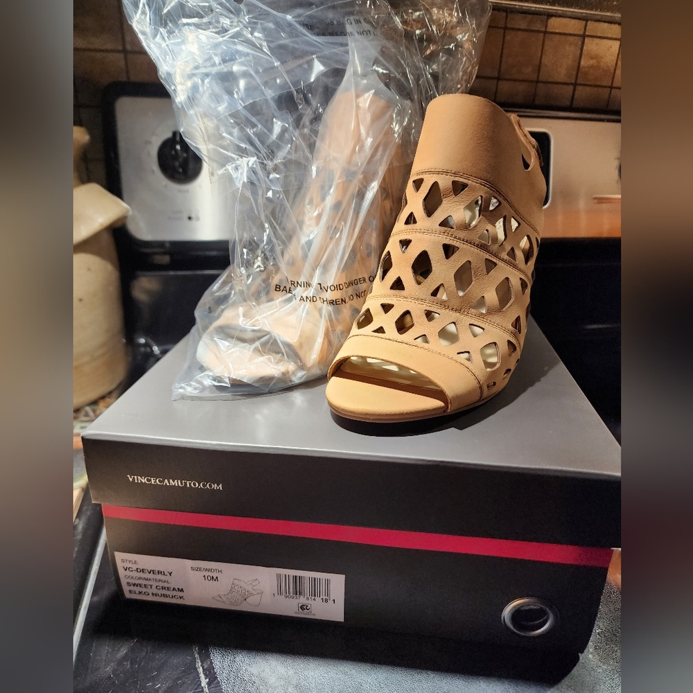 NEW Vince Camuto VC-Deverly Sandles Size 10M - Picture 1 of 6